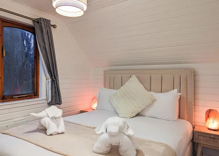 Boann 5 - Hot Tub-Hunting Tower Lodges-Luxury-Families-Romantic